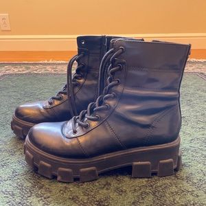 COMBAT BOOTS SIZE 10 WOMENS